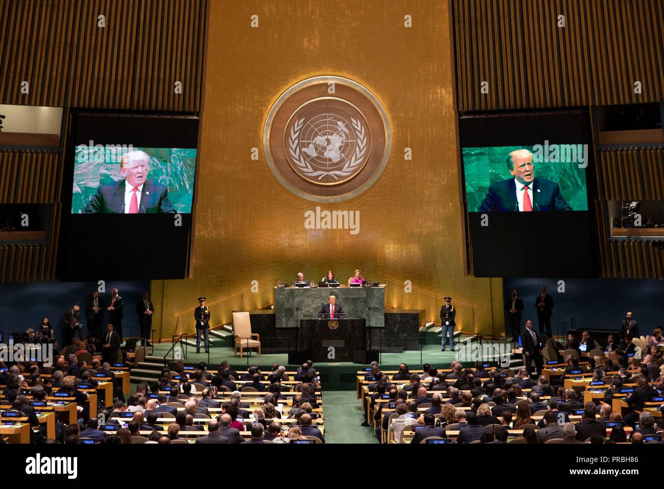 U.S presidente Donald Trump risolve la 73a sessione dell'U.N. Assemblea generale presso la sede delle Nazioni Unite di settembre 25, 2018 a New York, New York. Durante il suo discorso il pubblico dei responsabili del mondo apertamente deriso Trump dopo la vanteria che egli "compiuto più di qualsiasi Presidente americano della storia". Foto Stock