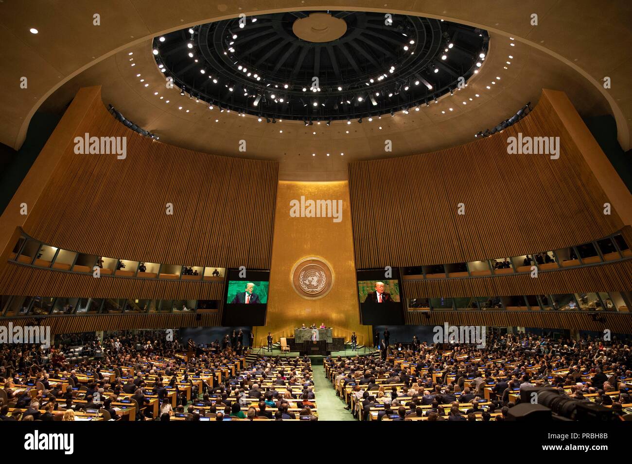 U.S presidente Donald Trump risolve la 73a sessione dell'U.N. Assemblea generale presso la sede delle Nazioni Unite di settembre 25, 2018 a New York, New York. Durante il suo discorso il pubblico dei responsabili del mondo apertamente deriso Trump dopo la vanteria che egli "compiuto più di qualsiasi Presidente americano della storia". Foto Stock