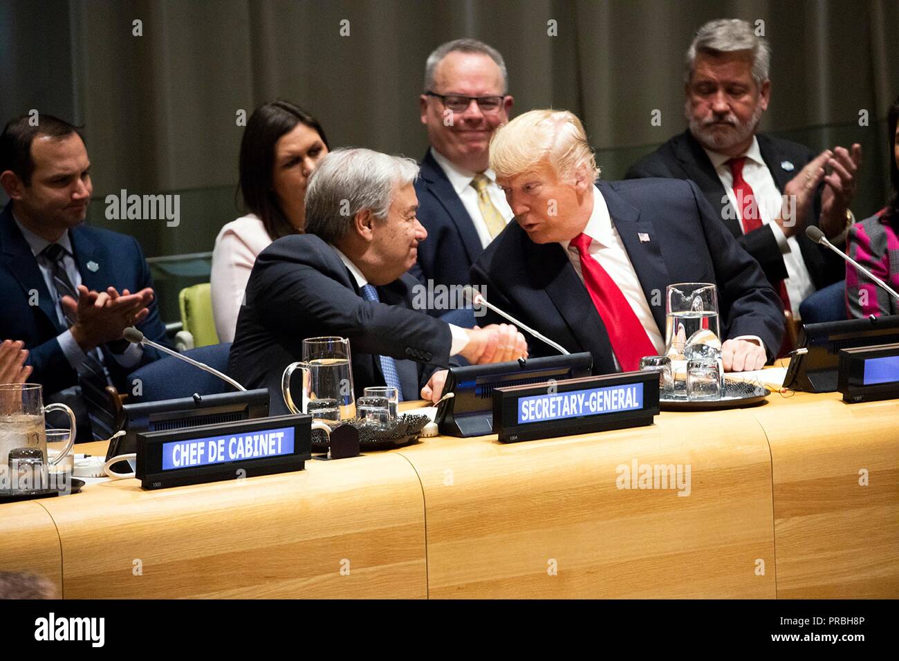 U.S presidente Donald Trump scambia strette di mano con U.N. Segretario generale Antonio Guterres prima di iniziare la chiamata globale di azione sul fenomeno della droga nel mondo incontro presso la sede delle Nazioni Unite di settembre 24, 2018 a New York, New York. Foto Stock