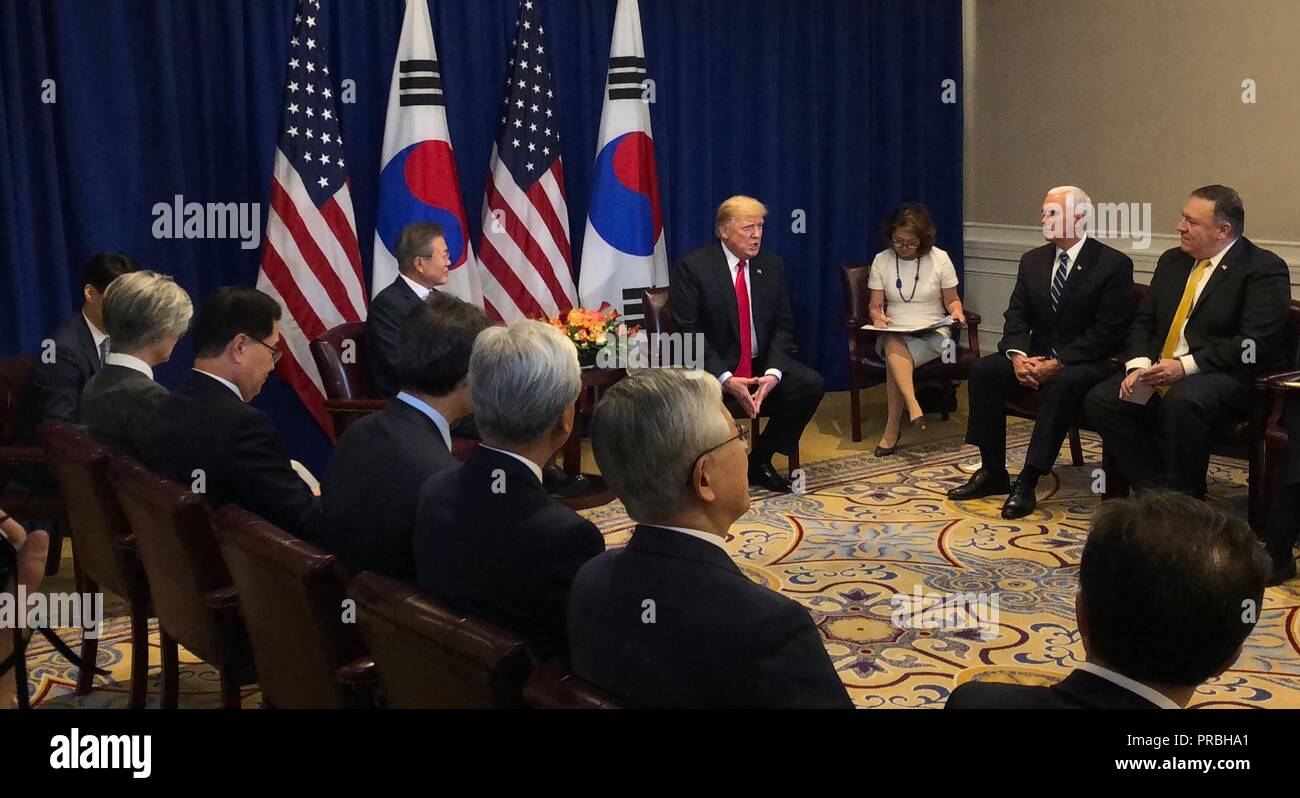 U.S presidente Donald Trump durante un incontro bilaterale con il Presidente sud coreano Moon Jae-in a margine dell'Assemblea generale delle Nazioni Unite le riunioni il 24 settembre 2018 a New York, New York. Foto Stock