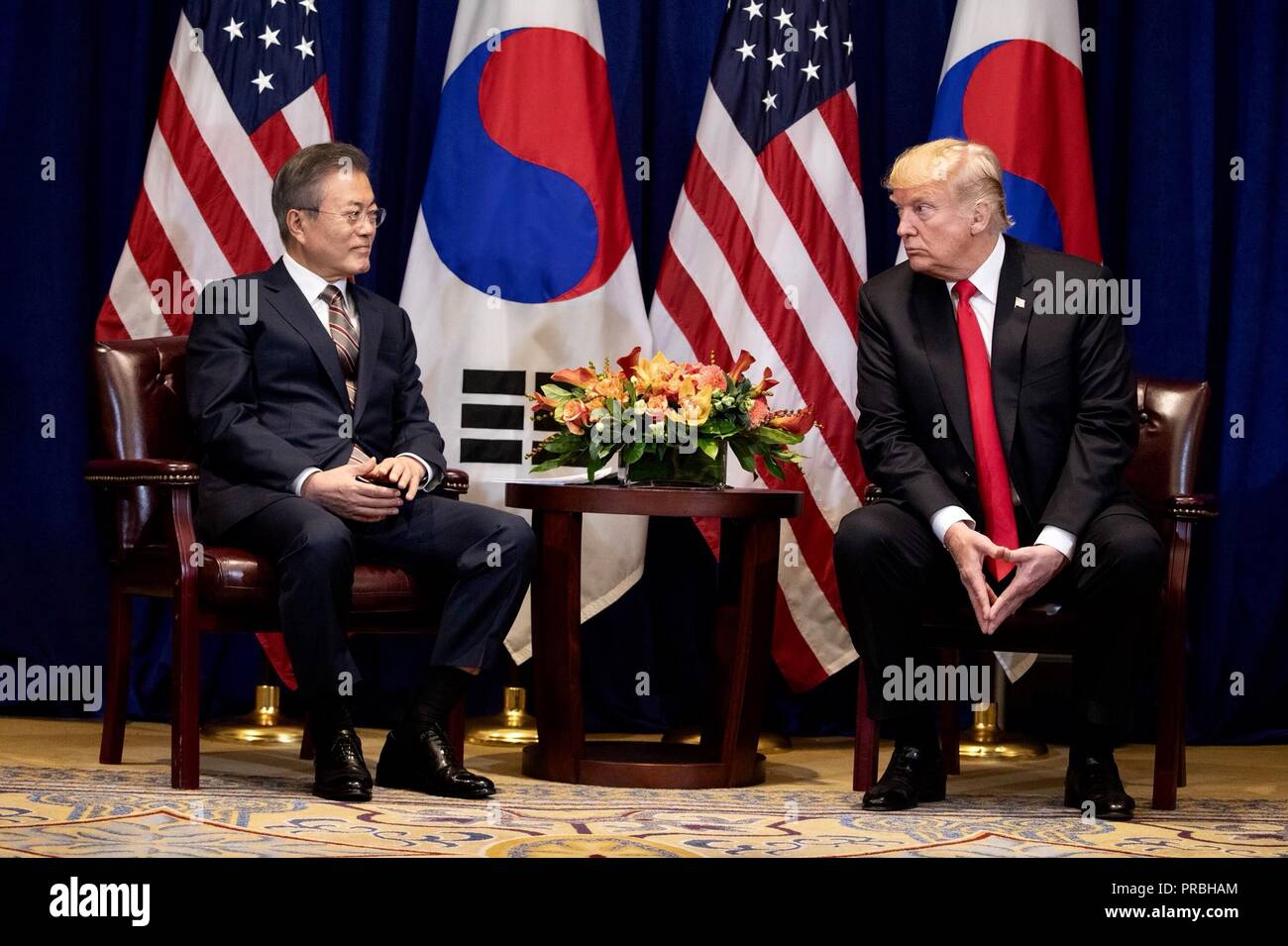 U.S presidente Donald Trump durante un incontro bilaterale con il Presidente sud coreano Moon Jae-in a margine dell'Assemblea generale delle Nazioni Unite le riunioni il 24 settembre 2018 a New York, New York. Foto Stock