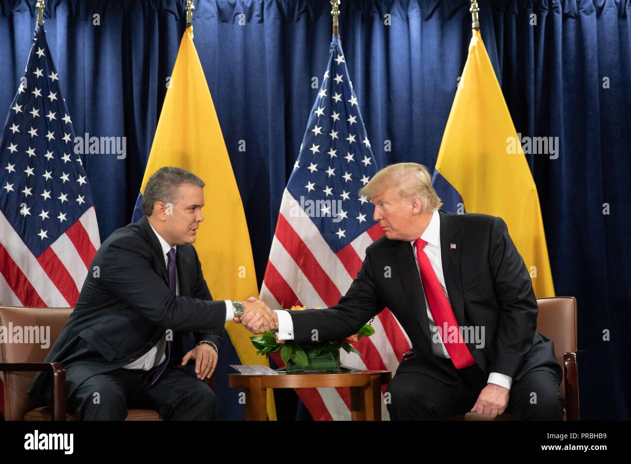 U.S presidente Donald Trump scuote le mani con il presidente colombiano Ivan Duque Marquez durante un incontro bilaterale a margine dell'Assemblea generale delle Nazioni Unite le riunioni il 25 settembre 2018 a New York, New York. Foto Stock
