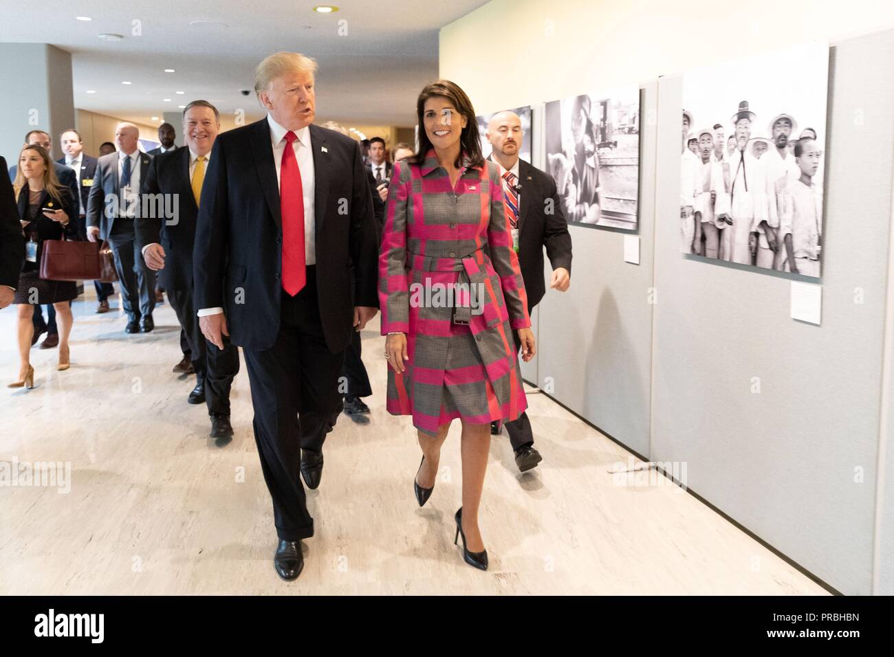 U.S presidente Donald Trump passeggiate con U.N. Ambasciatore Nikki Haley come essi arrivano presso la sede delle Nazioni Unite di settembre 24, 2018 a New York, New York. Trump e Haley ha partecipato a un appello globale di azione sul fenomeno della droga nel mondo. Foto Stock