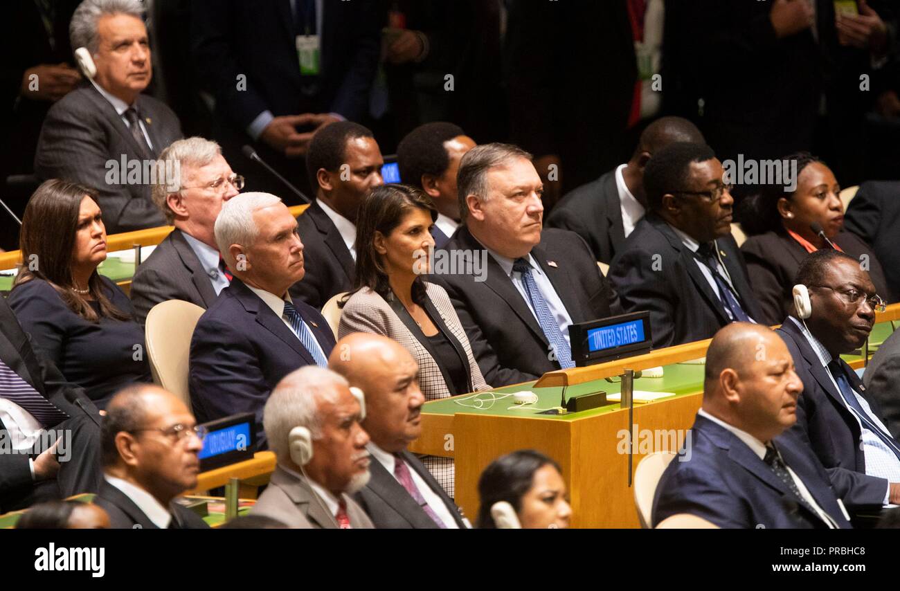 U.S Vice Presidente Mike Pence si siede con U.N. Ambasciatore Nikki Haley e segretario di Stato Mike Pompeo come essi ascoltare il presidente Donald Trump indirizzo la 73a sessione dell'U.N. Assemblea generale presso la sede delle Nazioni Unite di settembre 25, 2018 a New York, New York. Durante l'indirizzo pubblico di leader politici di tutto il mondo apertamente deriso Trump dopo la vanteria che egli "compiuto più di qualsiasi Presidente americano della storia". Foto Stock