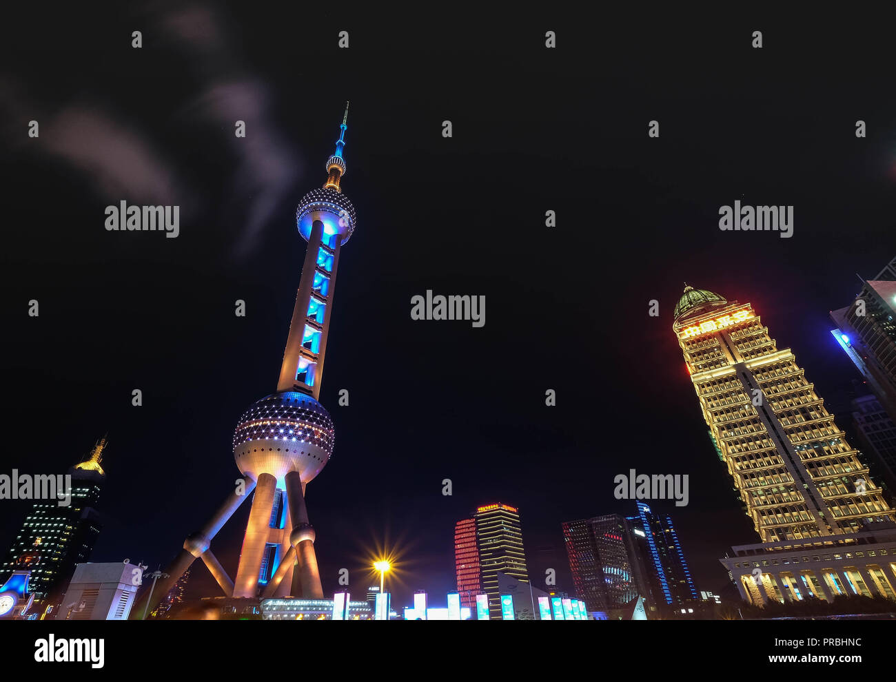 Shanghai, Cina - Jun 21 , 2018 :Tenebrologo del centro di economia in Shanghai , Il Bund Bussiness area. molto bella. Panorama notturno della bella Sh Foto Stock