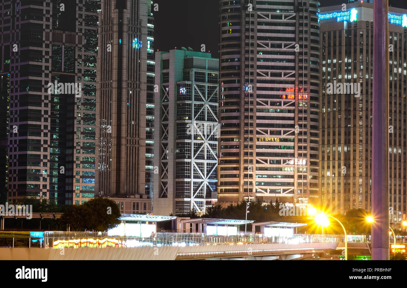 Shanghai, Cina - Jun 21 , 2018 :Tenebrologo del centro di economia in Shanghai , Il Bund Bussiness area. molto bella. Panorama notturno della bella Sh Foto Stock
