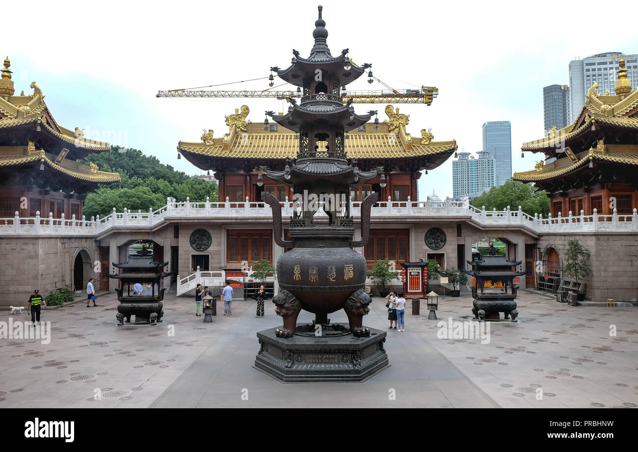 Shanghai China, Giu 22 2018:l'interno del Tempio Jing An a Shanghai. uno di destinazione del turismo. I caratteri cinesi sulla scheda al di sopra del Foto Stock