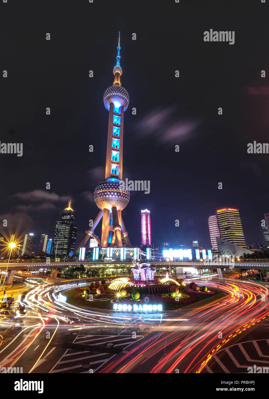 Shanghai, Cina - Jun 21 , 2018 :Tenebrologo del centro di economia in Shanghai , Il Bund Bussiness area. molto bella. Panorama notturno della bella Sh Foto Stock