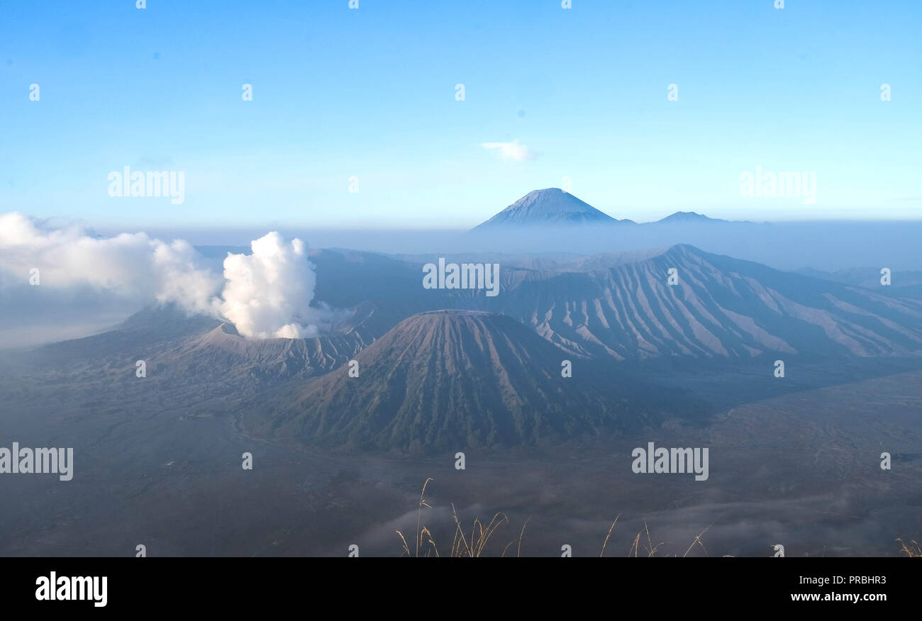 Sunrise su Mt. Bromo e il Tengger Semeru caldera dal Monte Penanjakan, Indonesia. Questo qui è quella della destinazione del viaggio. Foto Stock