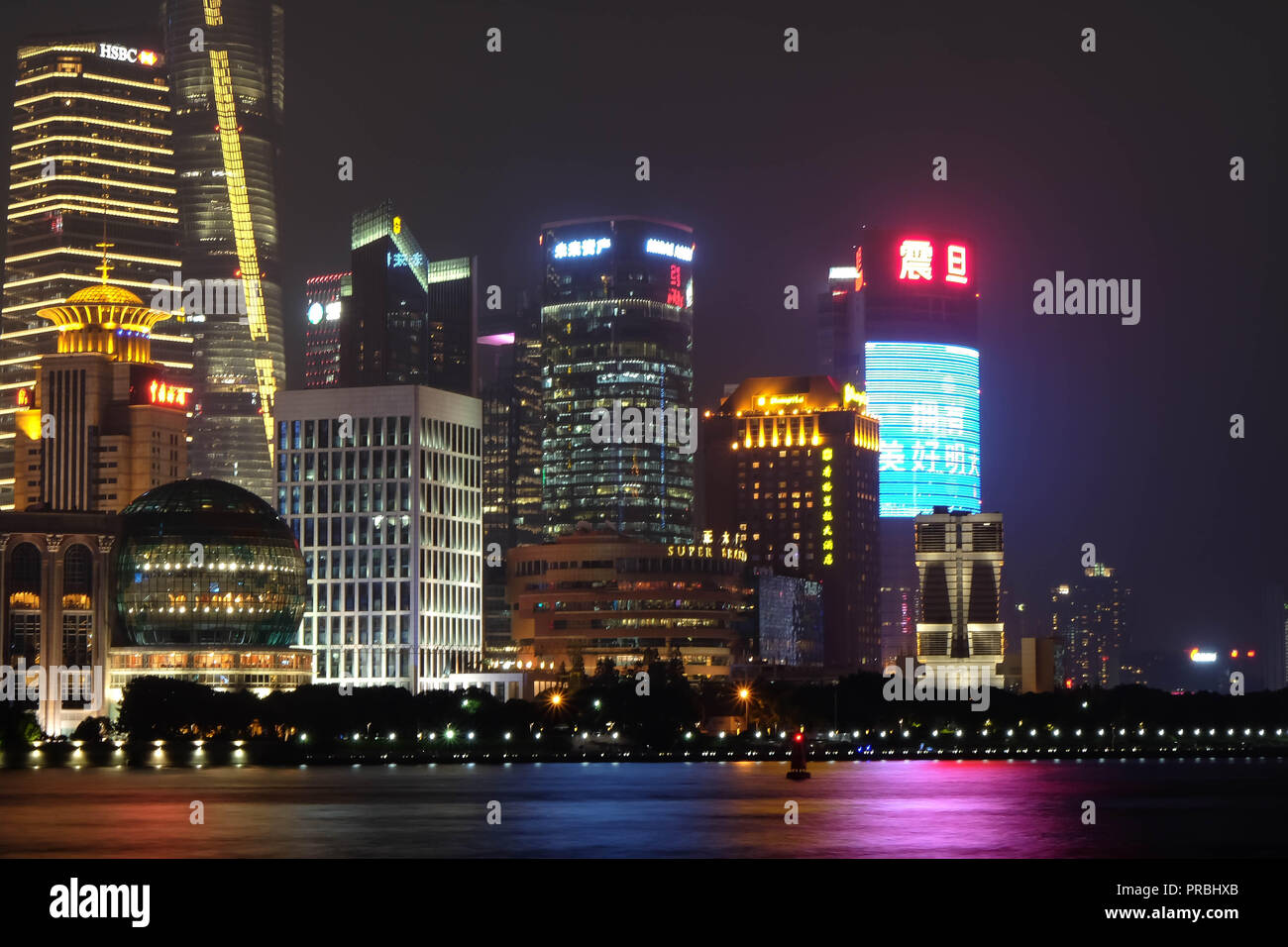 Shanghai, Cina - Jun 21 , 2018 :Tenebrologo del centro di economia in Shanghai , Il Bund Bussiness area. molto bella. Panorama notturno della bella Sh Foto Stock