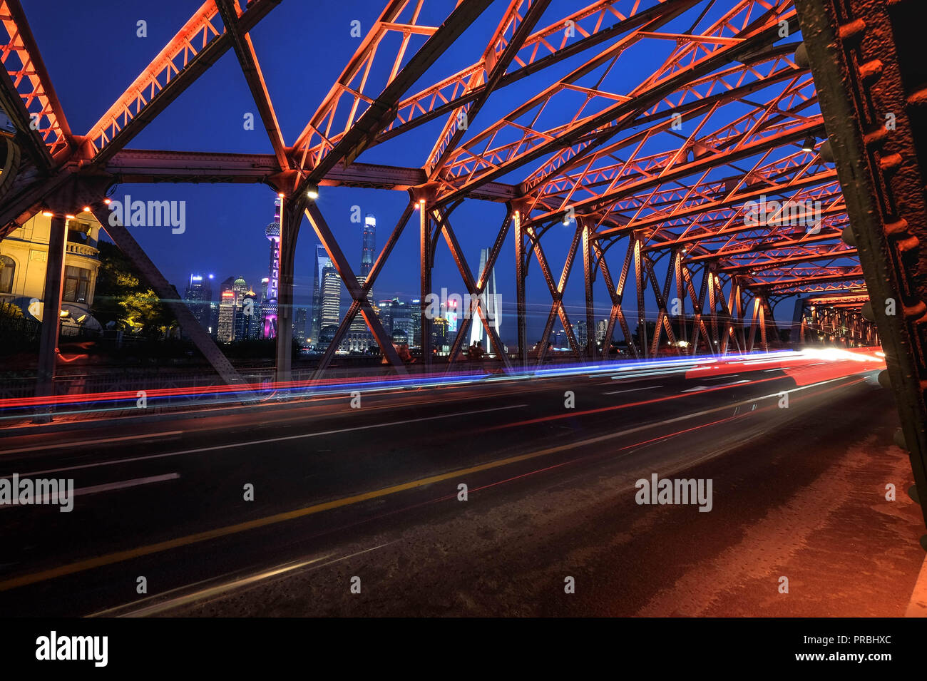 Shanghai, Cina - Jun 21 , 2018 :Tenebrologo del centro di economia in Shanghai , Il Bund Bussiness area. molto bella. Panorama notturno della bella Sh Foto Stock
