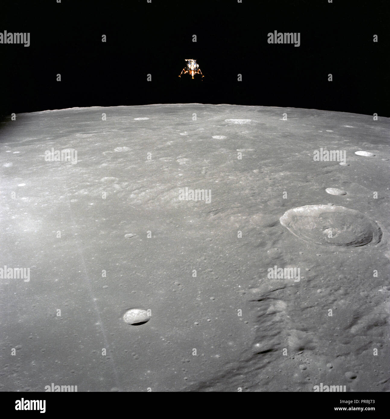 L'Apollo 12 Modulo Lunare (LM), in un atterraggio lunare di configurazione, è fotografato in orbita lunare dal comando e moduli di servizio (CSM). Le coordinate del centro della superficie lunare mostrato nella foto sono 4,5 gradi di longitudine ovest e 7 gradi di latitudine sud. Il più grande cratere in primo piano è Ptolemaeus; e la seconda più grande è Herschel. A bordo del LM sono stati gli astronauti Charles Conrad Jr., comandante; e Alan L. Fagiolo, modulo lunare pilota. Astronauta Richard R. Gordon Jr., il pilota del modulo di comando, è rimasto con il CSM in orbita lunare Mentre Conrad e Bean scesi in LM a explo Foto Stock