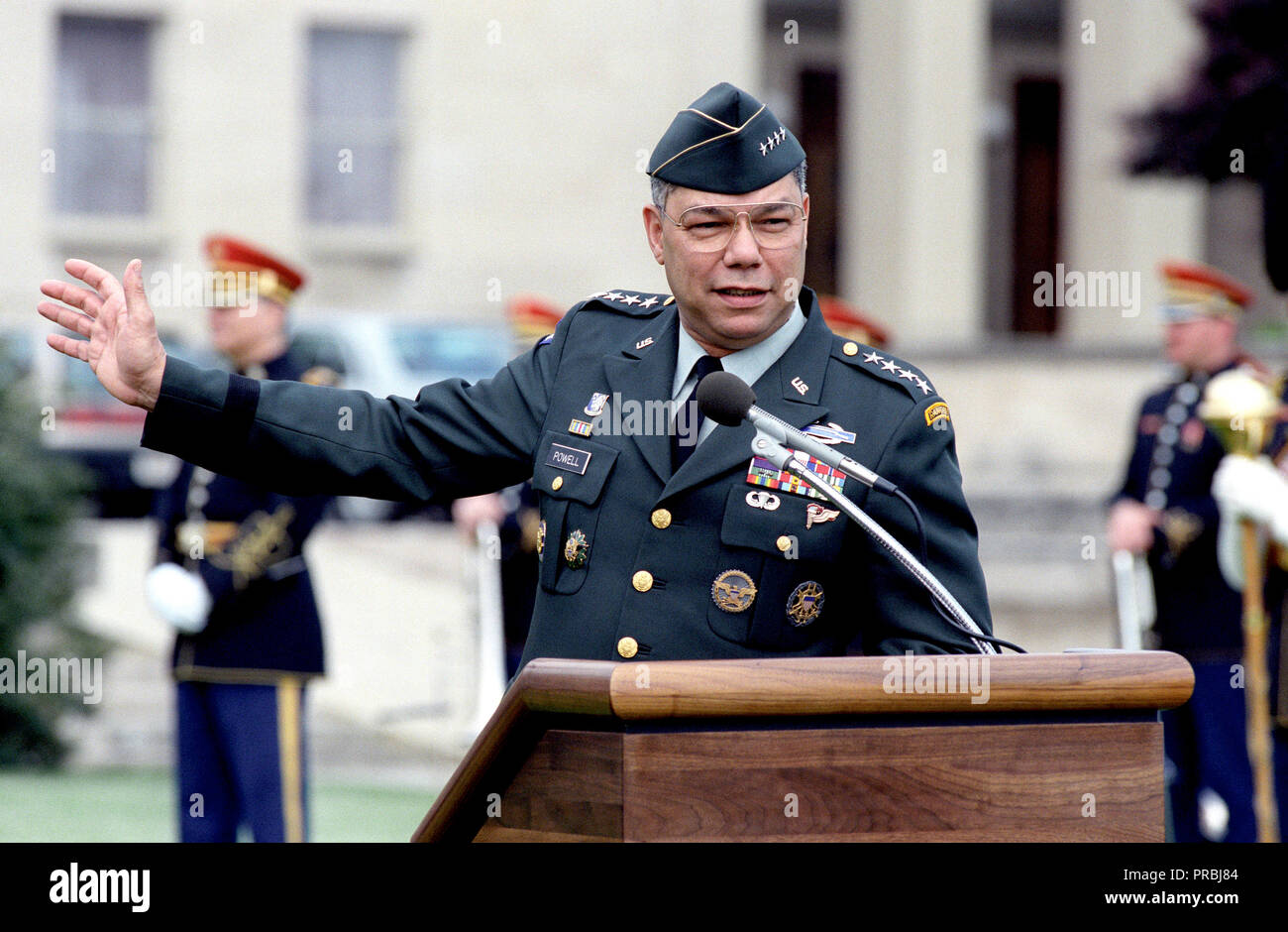 General Colin Powell, Presidente Comune di capi di Stato Maggiore, dà un discorso durante il cinquantesimo anniversario del Pentagono a Washington D.C., il 12 maggio 1993. Foto Stock