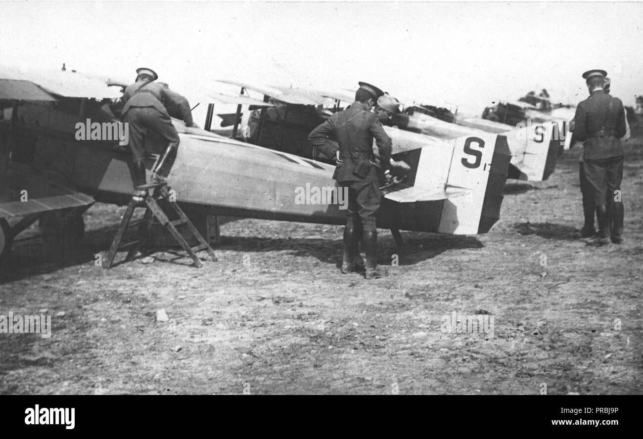 American aviatori di ispezionare gli aerei francesi sul fronte francese (eventualmente Spad 7 aerei) Foto Stock