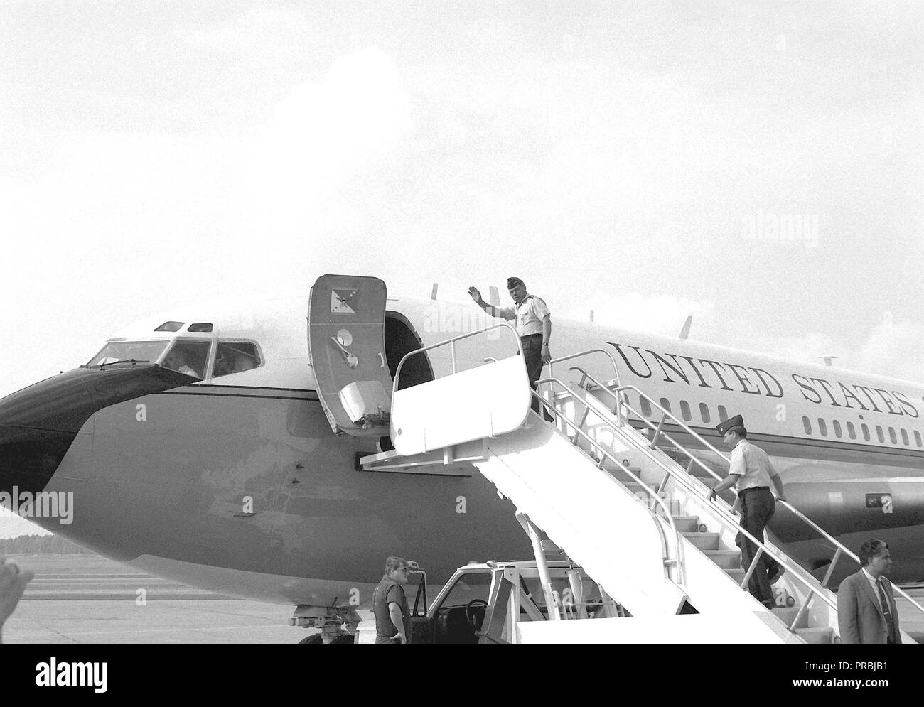 General Colin Powell, presidente Comune di capi di Stato Maggiore, onde arrivederci come egli si prepara a bordo di un VC-137 Stratoliner aeromobile a seguito della sua visita a Griffiss Air Force Base Foto Stock