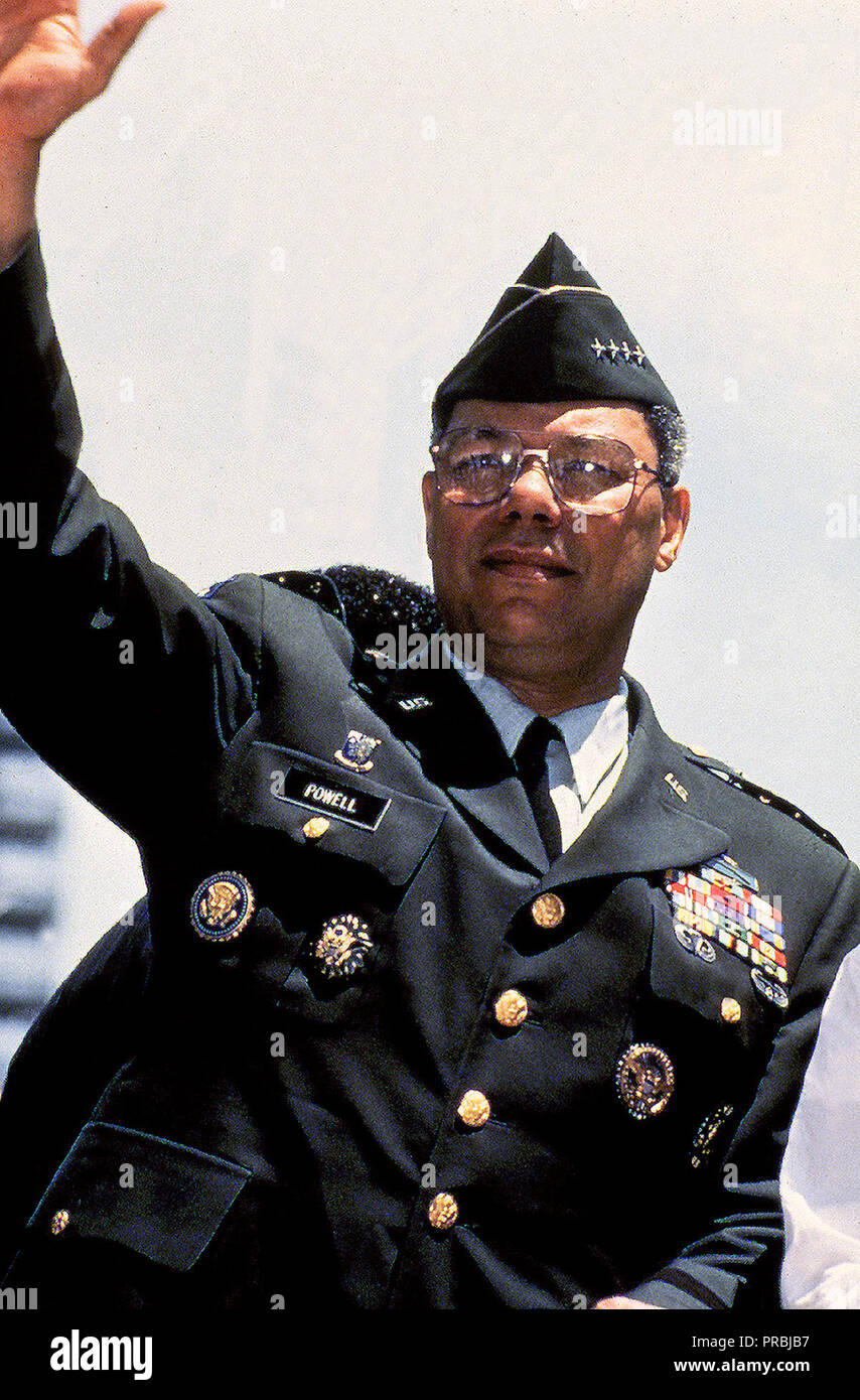 US Army (USA) Generale (GEN) Colin Powell, Presidente Comune di capi di Stato Maggiore, onde dal suo per il giro della Papamobile durante la guerra del Golfo Persico, Welcome Home Parade, tenutosi a New York City, New York (NY). Foto Stock