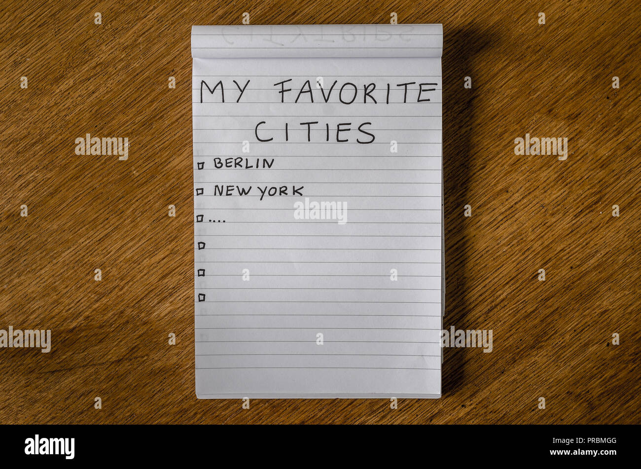 Blocco note con un elenco delle città preferite Foto Stock