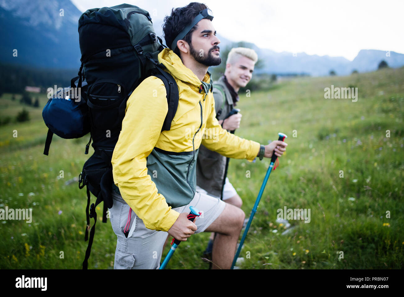 Due escursionisti fuori del trekking in montagna Foto Stock