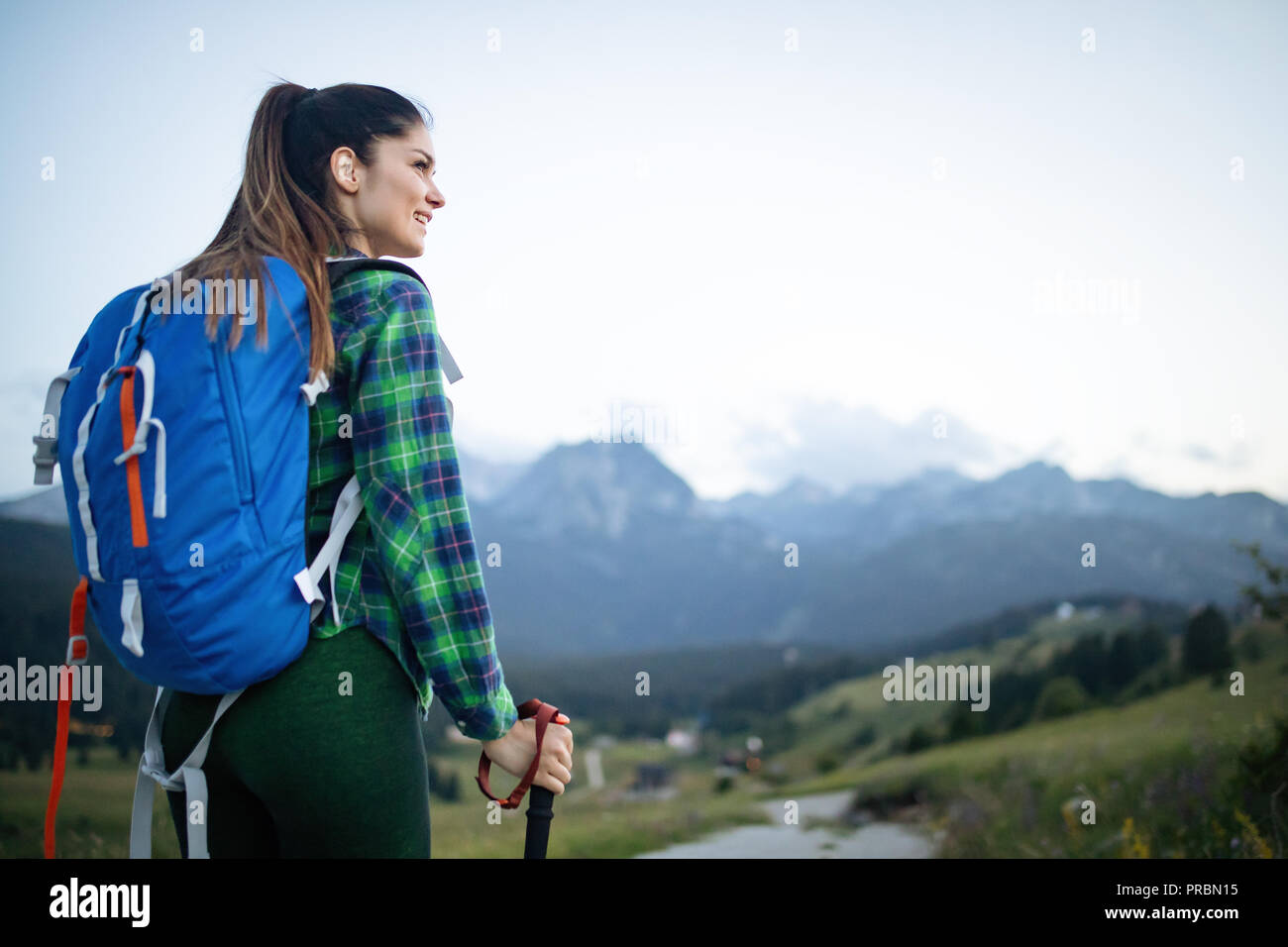 Ragazza escursioni viaggiatori con zaino a montagne rocciose del paesaggio. Stile di vita viaggio avventura di concetto Foto Stock