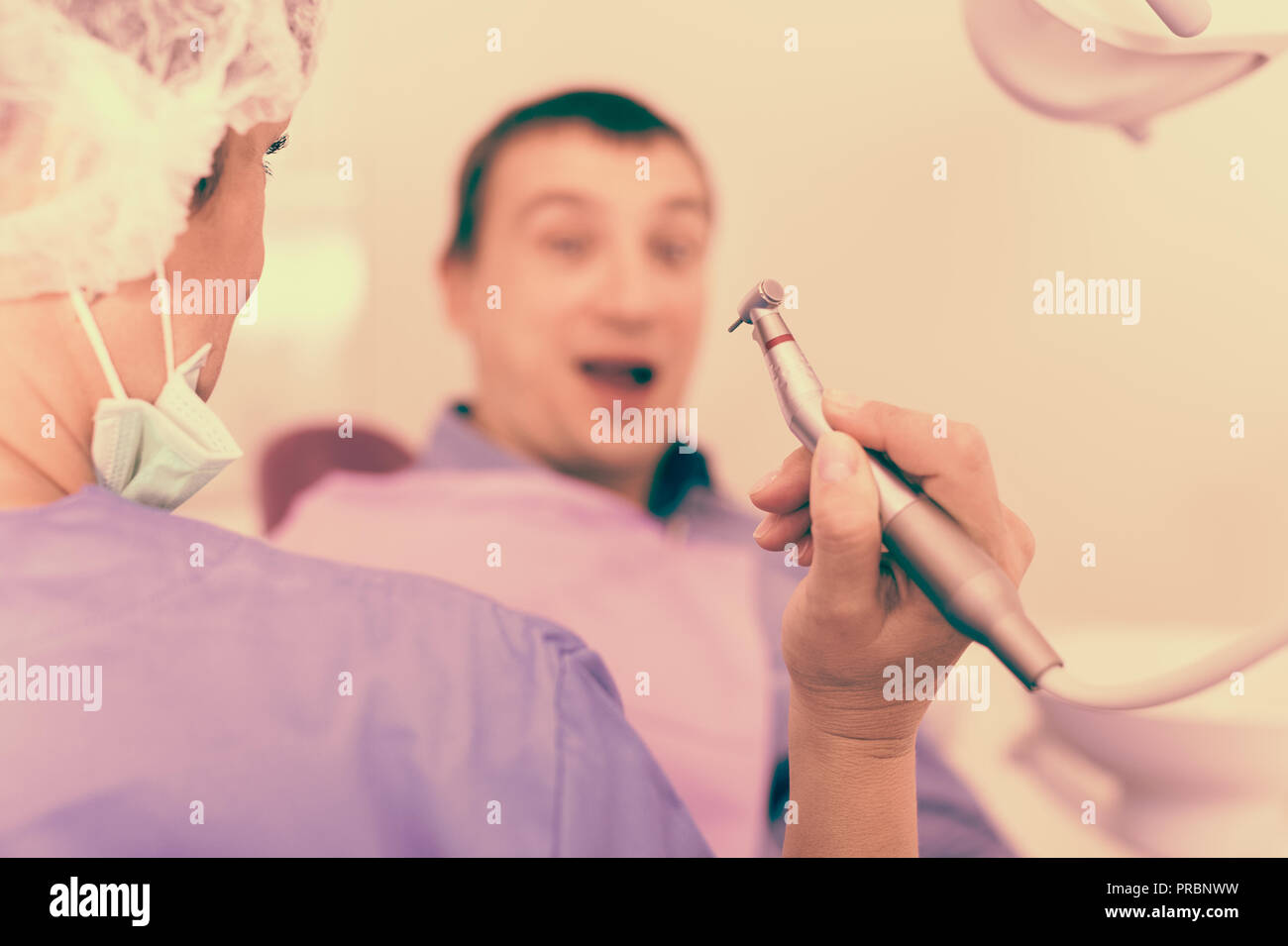 Visitatore serio l uomo ha paura di trapano seduto in poltrona nel centro medico Foto Stock