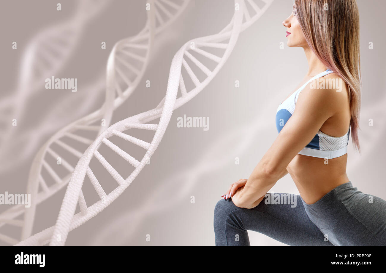 Atleticità donna in piedi tra le catene di DNA. Foto Stock