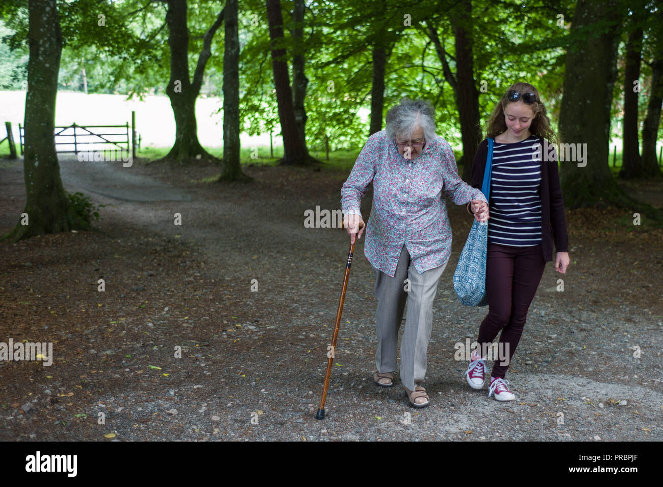 La nipote con sua nonna a piedi nei motivi di Crathes Castle Aberdeenshire in Scozia Foto Stock