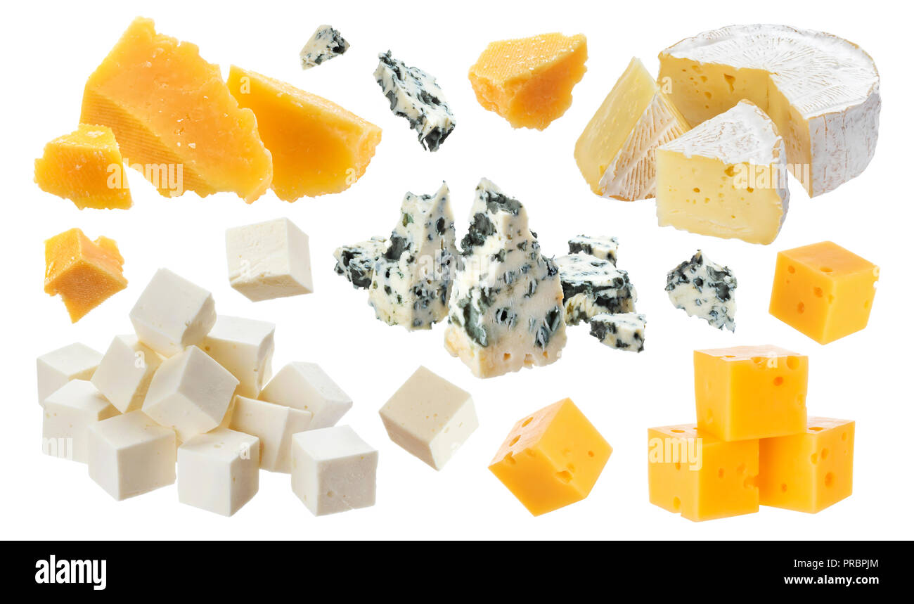 Diversi pezzi di formaggio. Il Cheddar, parmigiano, emmental, blu, formaggio camembert, feta isolato su sfondo bianco con tracciato di ritaglio Foto Stock