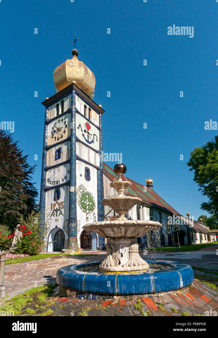 San Barbara-Kirche (Chiesa di Santa Barbara) da Hundertwasser in Bärnbach, Stiria, Austria Foto Stock