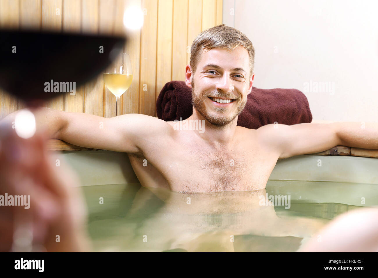 Bagno in vasca con acqua termale. Donne durante il relax nella spa Foto Stock