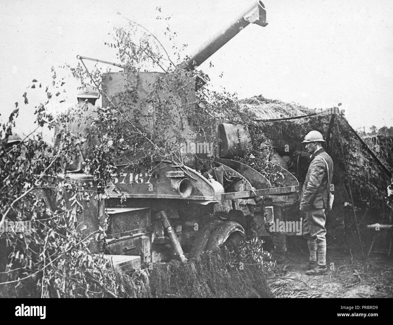 Non tedesco airman proviene vicino a questo ben mimetizzata anti-aerei pistola. È ben mimetizzata per nasconderlo da aerei nemici ed è montato in modo che esso può essere swing in qualsiasi posizione con facilità Foto Stock