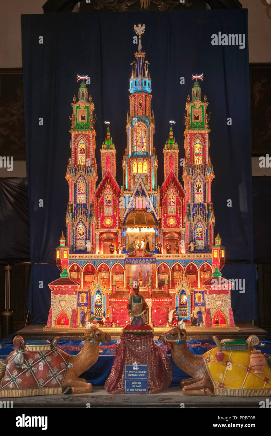 Szopka o presepe di Natale, alta 5 metri, esposta nel periodo natalizio alla Chiesa Francescana di Cracovia, Polonia Foto Stock