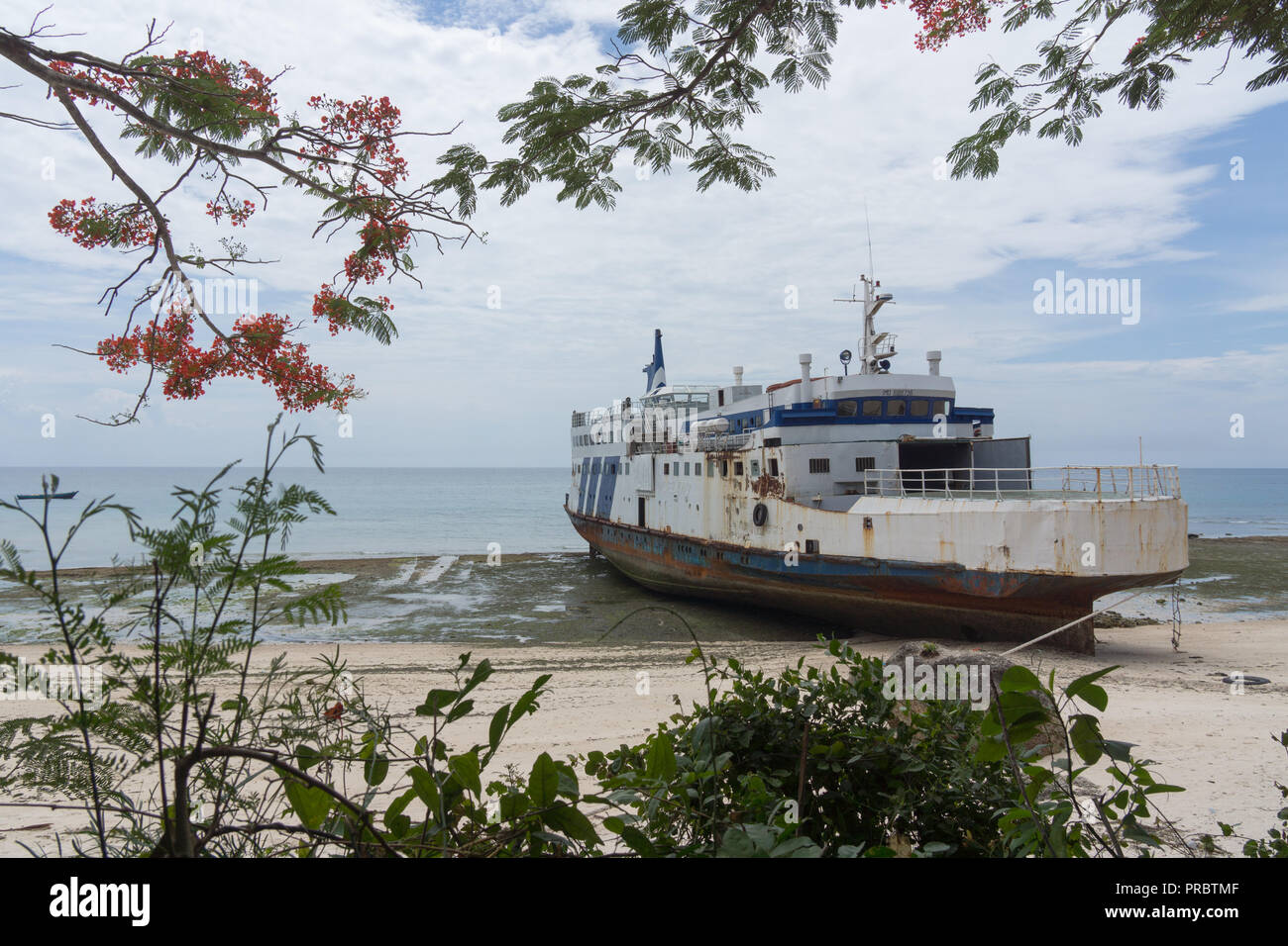 Un vecchio traghetto tra Unguja e Pemba le isole di Zanzibar, che si era arenata sulla costa nord occidentale di Unguja Foto Stock