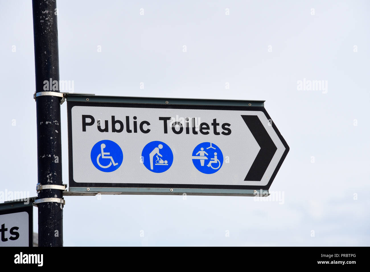 Modifica di luoghi wc. Servizi igienici pubblici segno con esteso disattivata e fasciatoi. Cartello con la freccia di direzione. Servizi igienici accessibili. WC Foto Stock