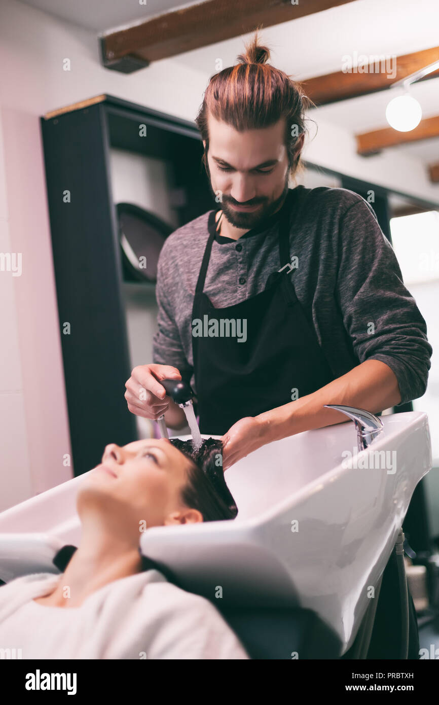 Giovane donna getting nuova acconciatura di capelli professionale salone di acconciatura. Foto Stock