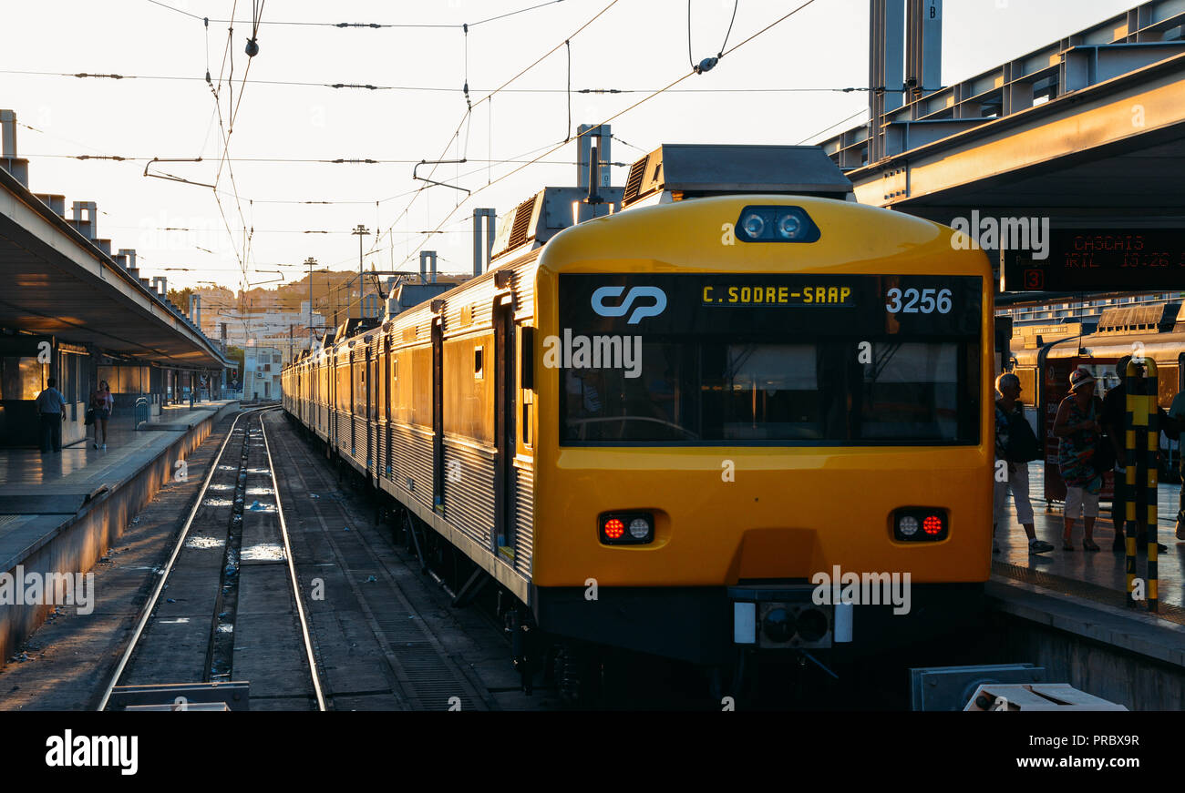 Lisbona, Portogallo - Settembre 28, 2018: Treno in attesa presso la piattaforma a Cais do Sodre stazione dei treni di Lisbona. Lisbona ha 4 stazioni dei treni con le direzioni di tutti Foto Stock