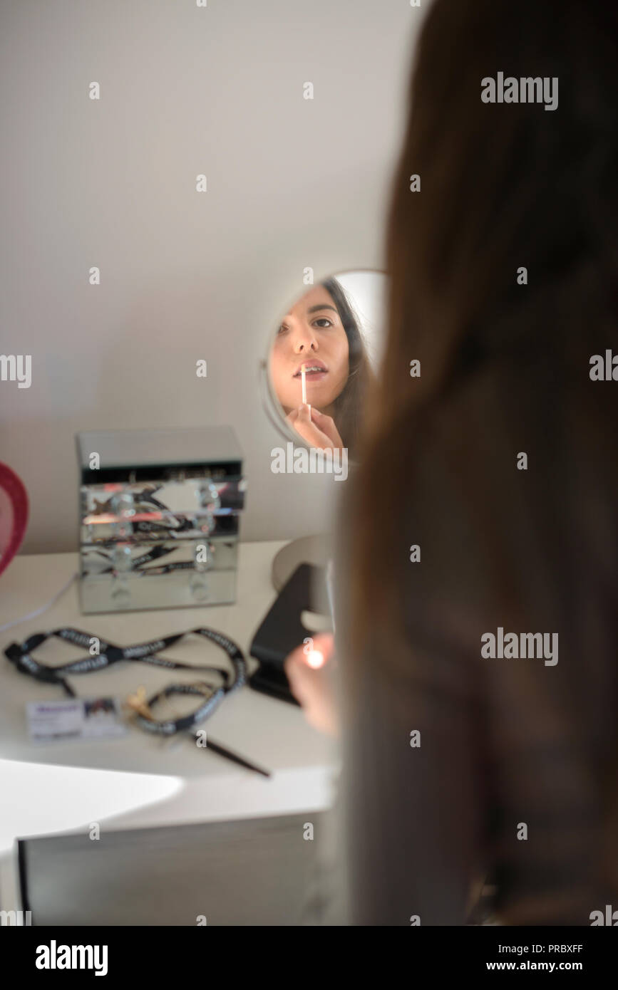 Regno Unito,Surrey.eenage ragazza ottenere pronto per la scuola al mattino-messa a fuoco selettiva Foto Stock