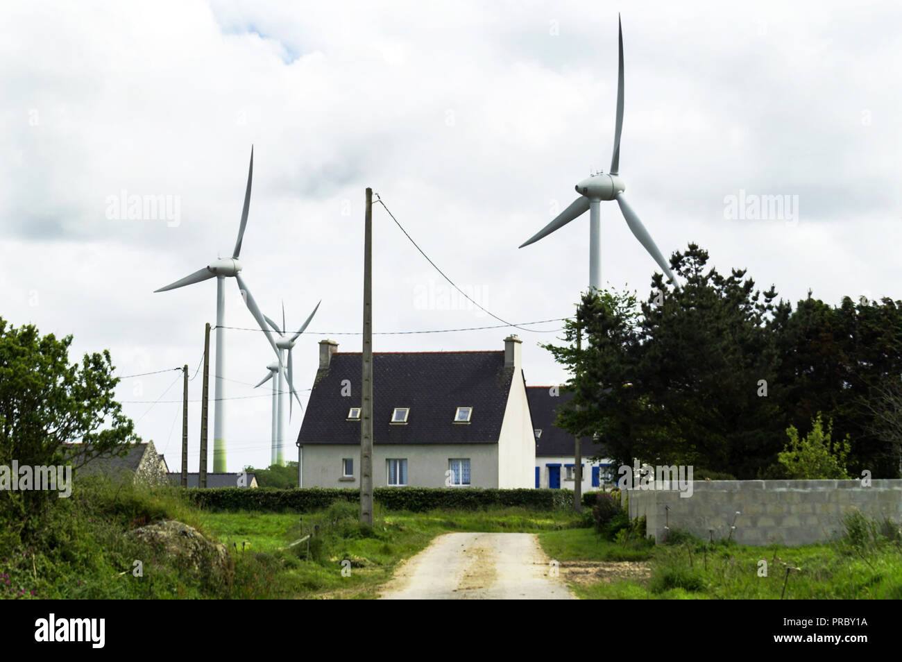 La Francia. Dept Finisterre .un piccolo borgo dominato da giganteschi mulini a vento.Basta immaginare il rumore ! Foto Stock