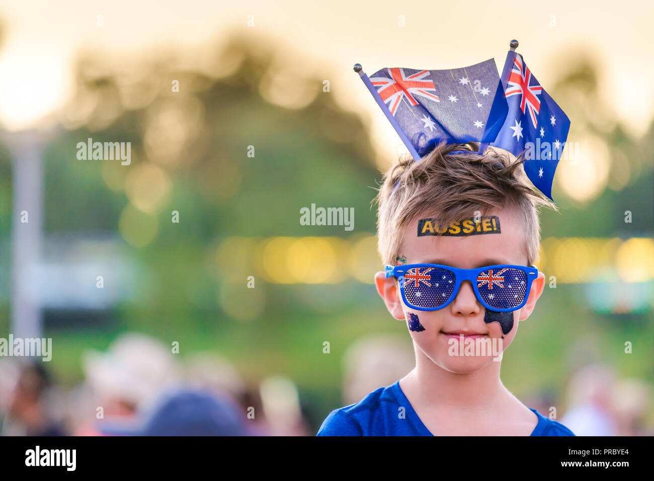Carino il ragazzo Australiano con bandiera di tatuaggi sul suo volto su Australia Day celebrazione in Adelaide Foto Stock