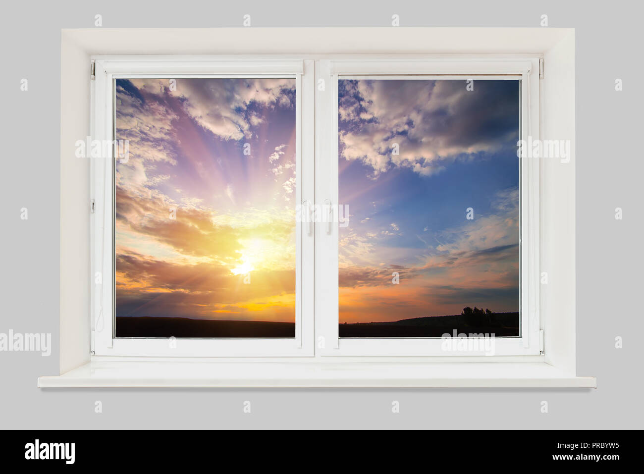 Vista dalla finestra bellissimo tramonto in cielo molto nuvoloso nel campo Foto Stock
