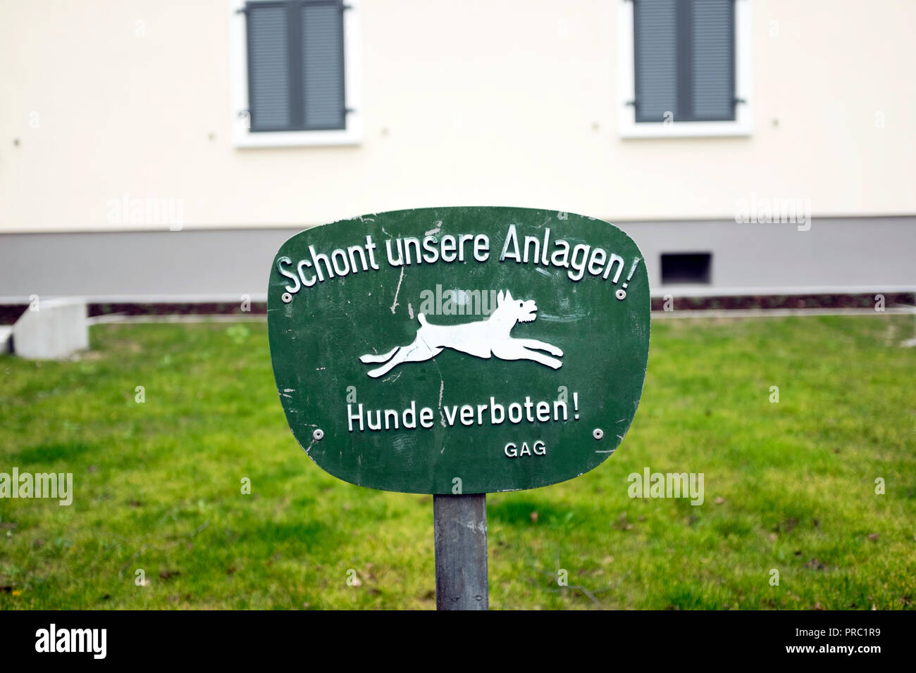 I cani non sono ammessi! Cartello Vintage in post-guerra design, Ludwigshafen, Germania Foto Stock
