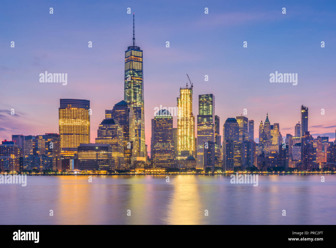 New York New York, inferiore dello Skyline di Manhattan da attraverso il Fiume Hudson all'alba. Foto Stock