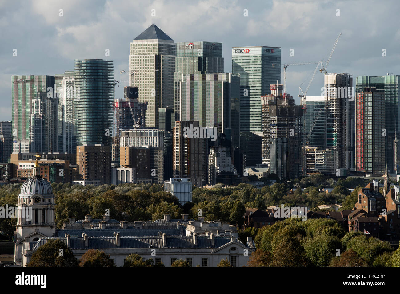 Londra Panorama dal parco di Greenwich, in Inghilterra, Regno Unito. 22 settembre 2018 XX e XXI cntury Canary Wharf città finanziaria complessa a L'Isle of Dogs in Towe Foto Stock