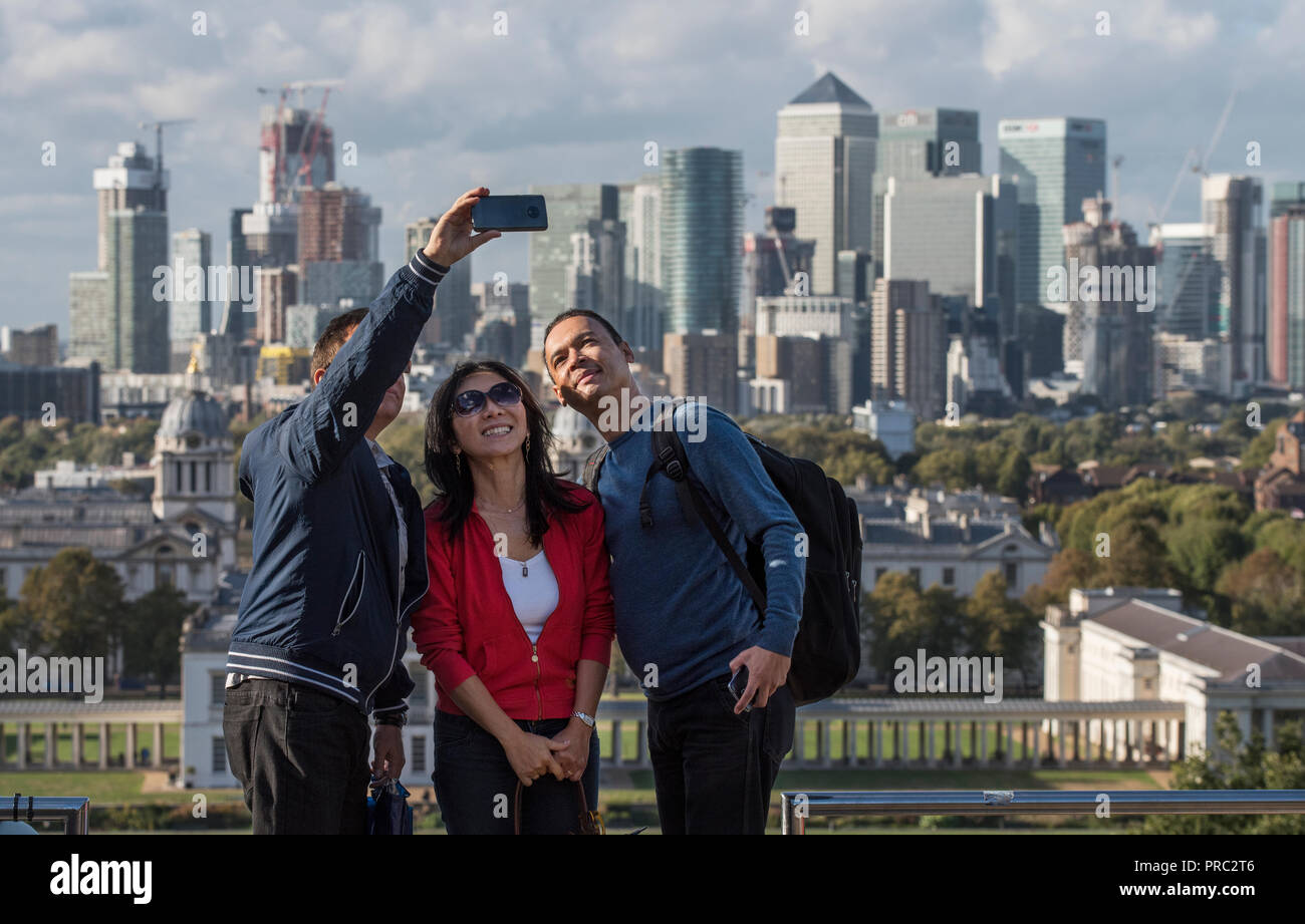Londra Panorama dal parco di Greenwich, in Inghilterra, Regno Unito. 22 settembre 2018 tenendo selfie fotografie con Canary Wharf come sfondo. Xx e xxi cntury può Foto Stock