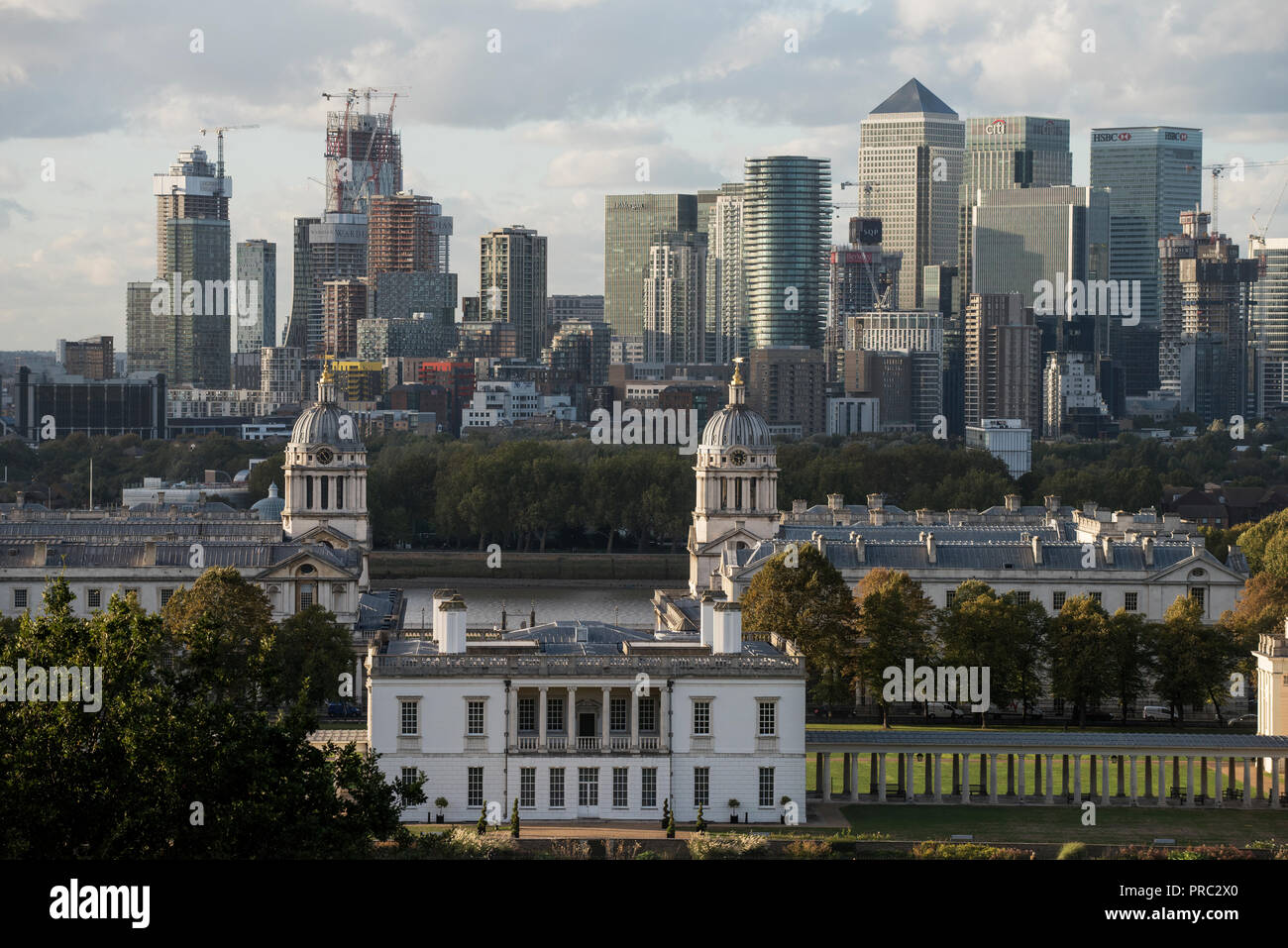 Londra Panorama dal parco di Greenwich, in Inghilterra, Regno Unito. 22 settembre 2018 XX e XXI cntury Canary Wharf città finanziaria complessa a L'Isle of Dogs in Towe Foto Stock