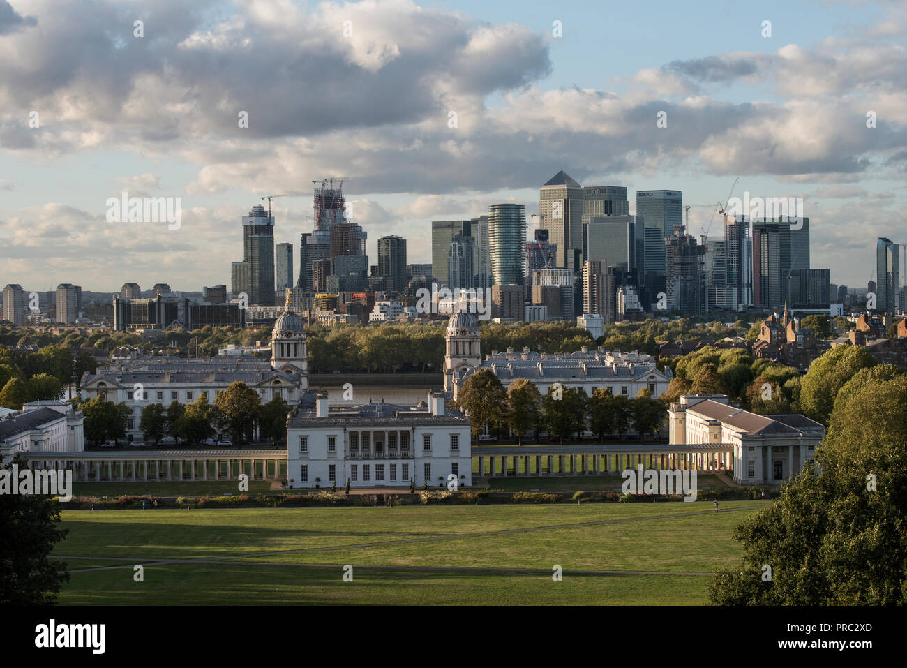 Londra Panorama dal parco di Greenwich, in Inghilterra, Regno Unito. 22 settembre 2018 XX e XXI cntury Canary Wharf città finanziaria complessa a L'Isle of Dogs in Towe Foto Stock