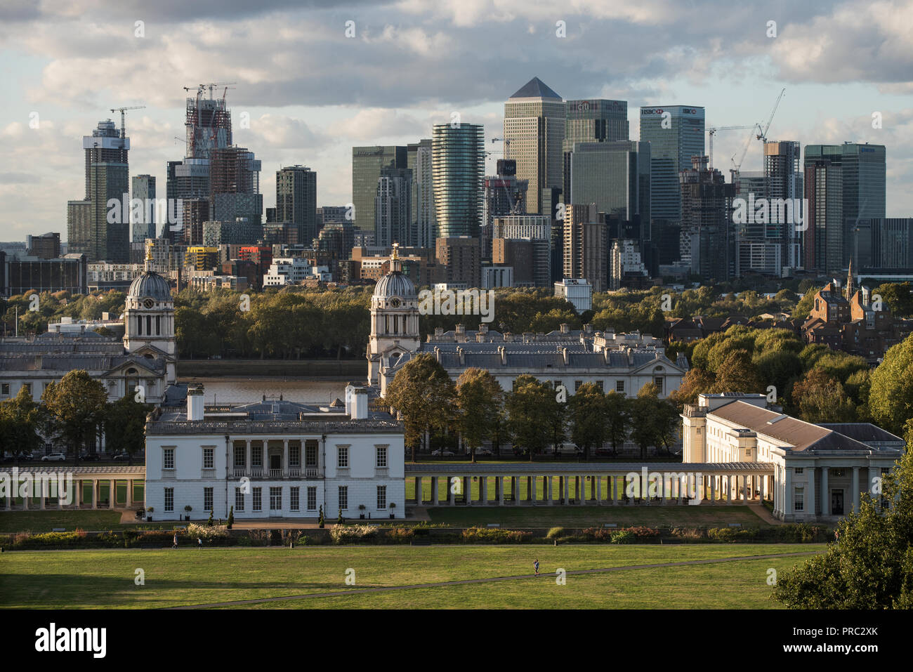 Londra Panorama dal parco di Greenwich, in Inghilterra, Regno Unito. 22 settembre 2018 XX e XXI cntury Canary Wharf città finanziaria complessa a L'Isle of Dogs in Towe Foto Stock