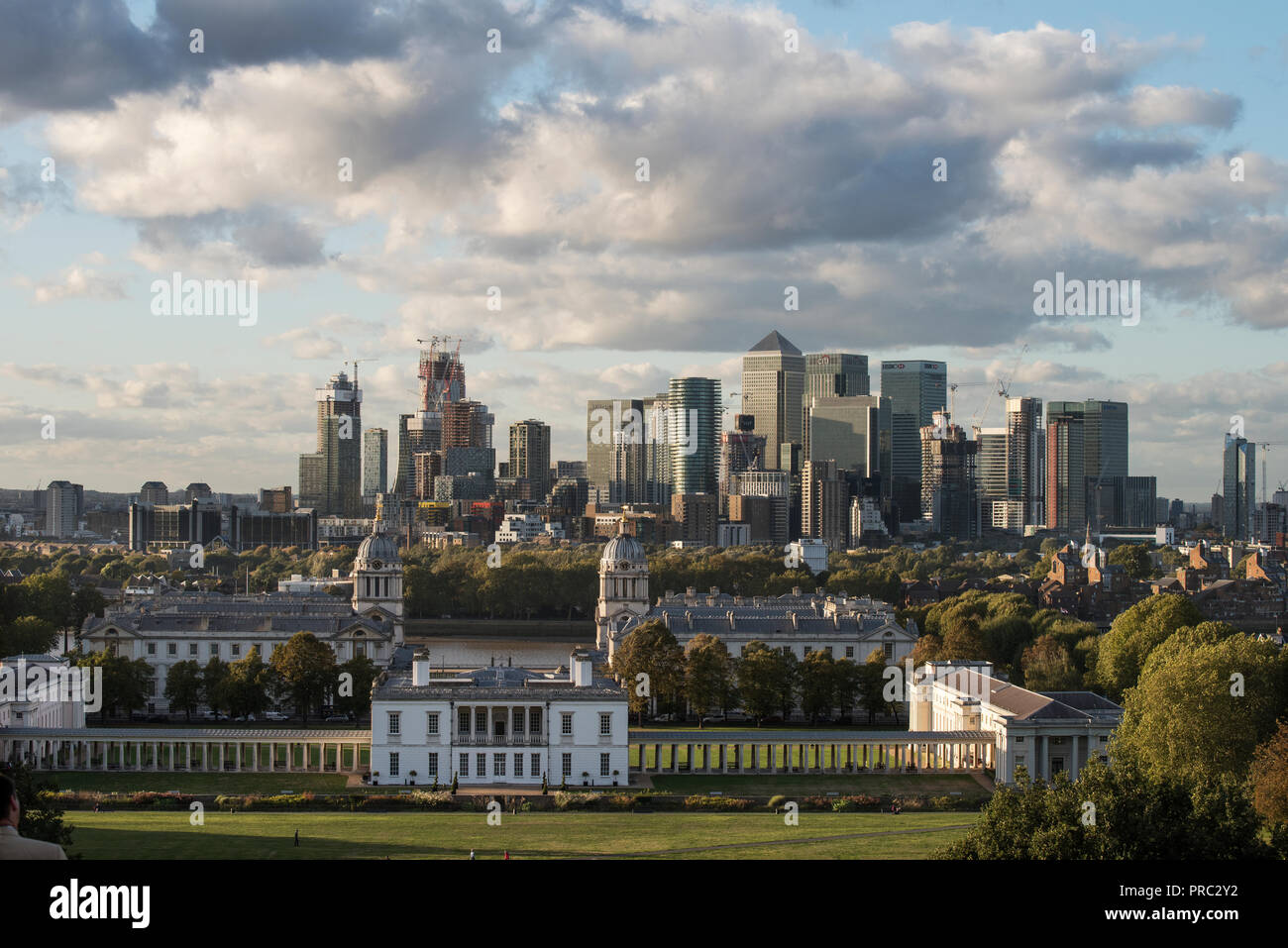 Londra Panorama dal parco di Greenwich, in Inghilterra, Regno Unito. 22 settembre 2018 XX e XXI cntury Canary Wharf città finanziaria complessa a L'Isle of Dogs in Towe Foto Stock