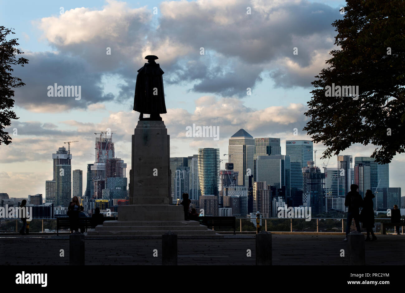 Londra Panorama dal parco di Greenwich, in Inghilterra, Regno Unito. 22 settembre 2018 Statua del Generale James Wolfe cercando di fronte al ventesimo e ventunesimo cntury Canary Wharf c Foto Stock