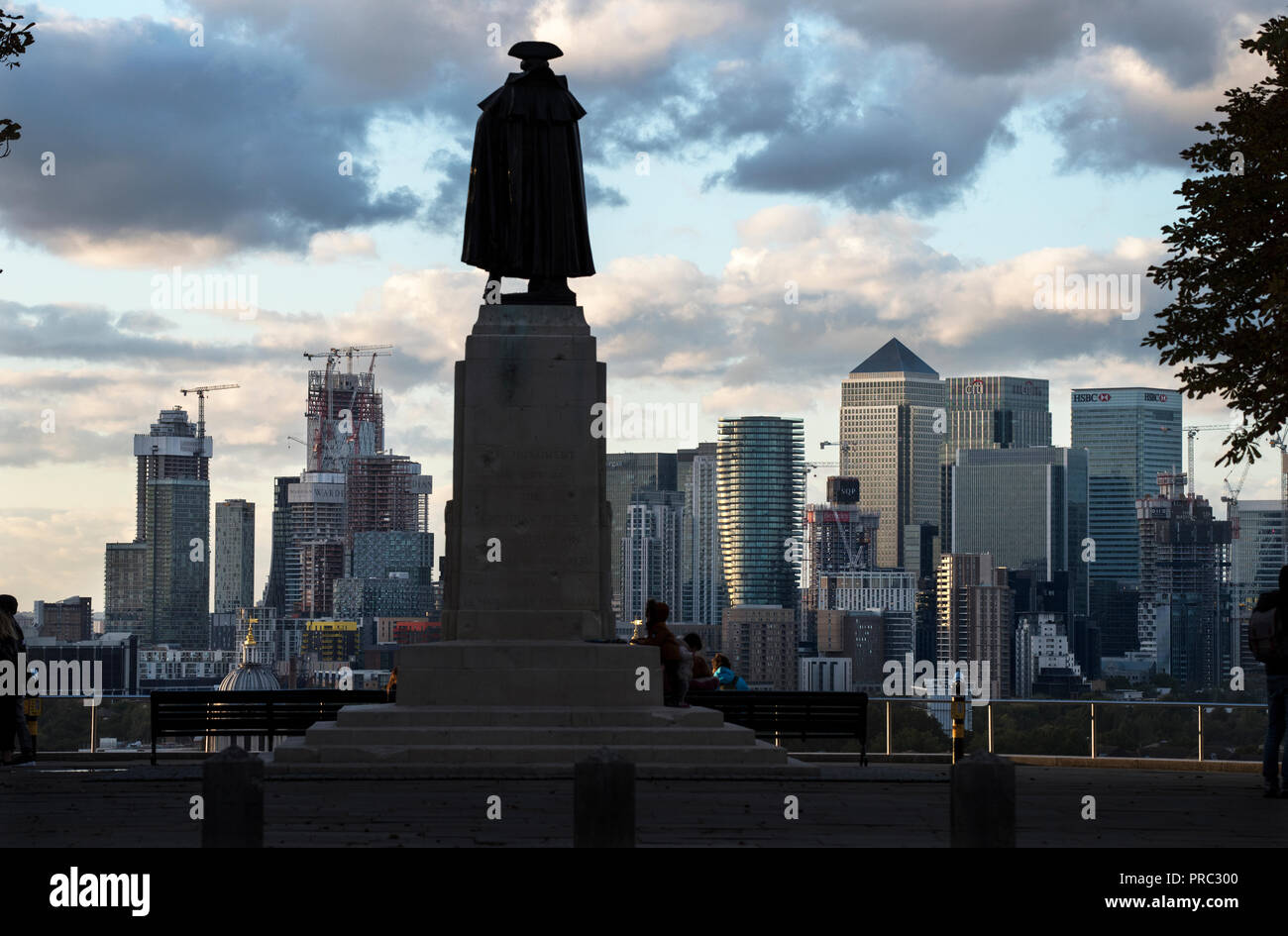 Londra Panorama dal parco di Greenwich, in Inghilterra, Regno Unito. 22 settembre 2018 Statua del Generale James Wolfe cercando di fronte al ventesimo e ventunesimo cntury Canary Wharf c Foto Stock