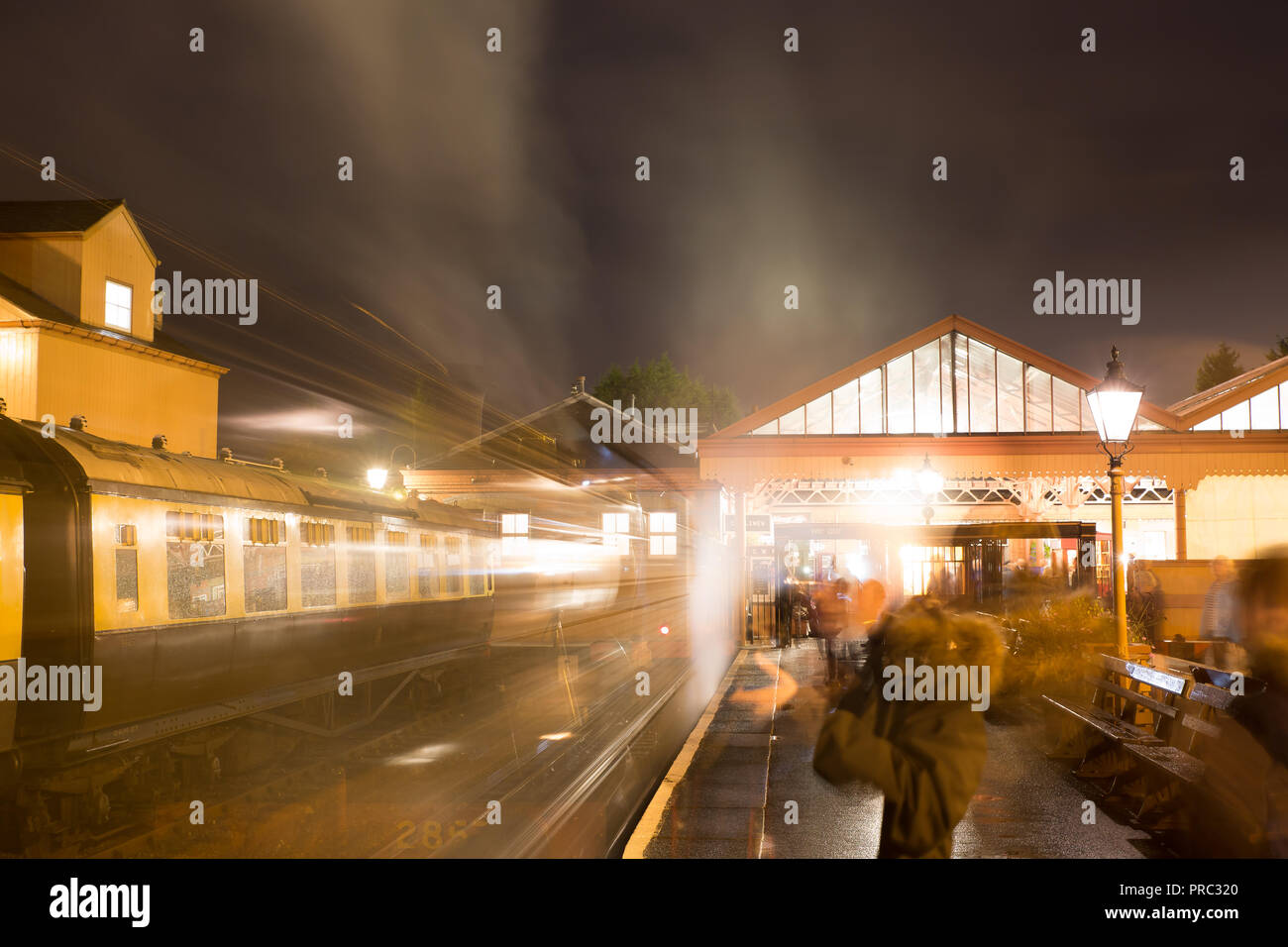 Paesaggio notturno di SVR Autunno Gala di vapore continua attraverso la notte presso la sua stazione a Kidderminster. Fotografi riprese di turno di notte attività. Foto Stock